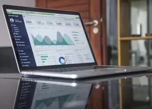 Porównanie czasu ładowania strony LCP między technologią Next.js a WordPressem dla firm B2B"